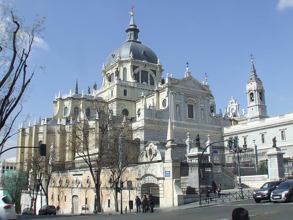 Apartamentos Madrid Centro B Exterior photo